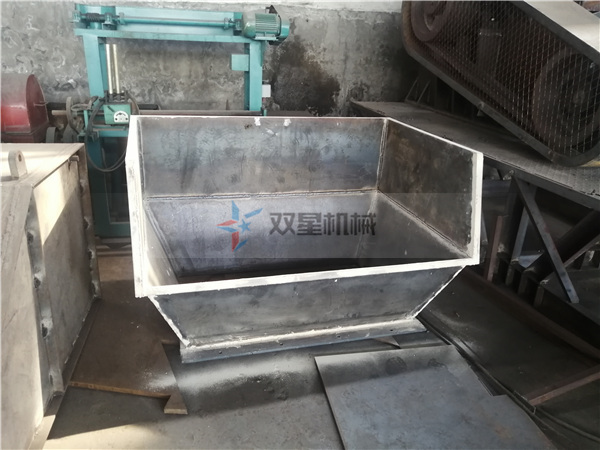 <a href='http://www.hongshengxx.cn/ssxl/10.html' target='_blank'><span>金屬撕碎機(jī)</span></a>進(jìn)料斗