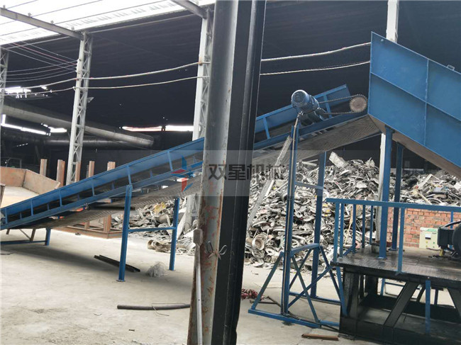 <a href='http://www.hongshengxx.cn/psxl/4.html' target='_blank'><span>廢鋼破碎機(jī)</span></a>客戶現(xiàn)場(chǎng)拍攝