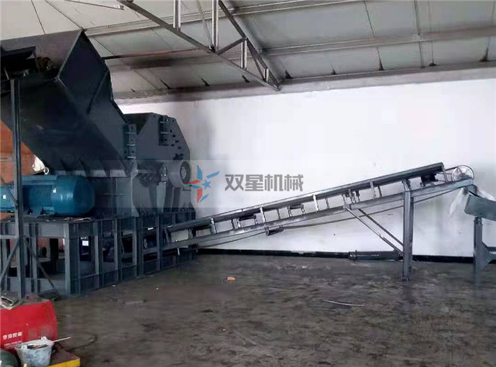 <a href='http://www.hongshengxx.cn/feilv/1660.html' target='_blank'><span>斷橋鋁破碎機(jī)</span></a>上海客戶現(xiàn)場(chǎng)