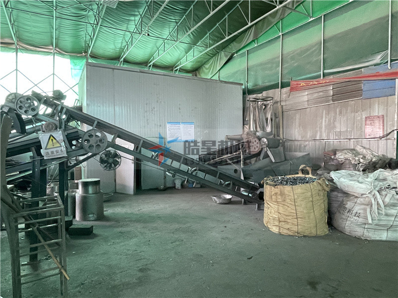 <a href='http://www.hongshengxx.cn/feilv/1660.html' target='_blank'><span>斷橋鋁破碎機(jī)</span></a>作業(yè)現(xiàn)場(chǎng) <a href='http://www.hongshengxx.cn/psxl/1278.html' target='_blank'><span>斷橋鋁破碎</span></a>機(jī)作業(yè)現(xiàn)場(chǎng)