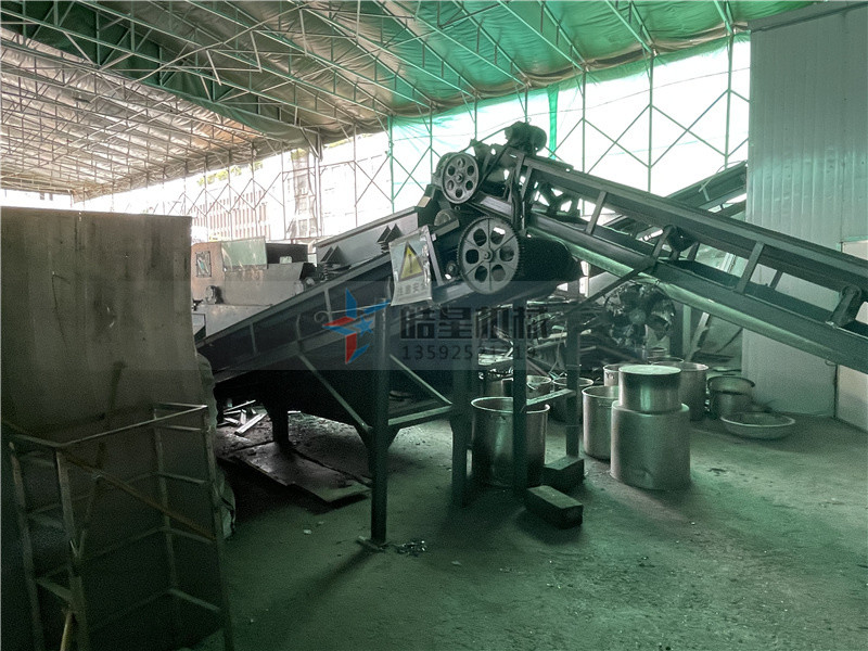 斷橋鋁破碎機(jī)廢鋁破碎分選現(xiàn)場(chǎng) 斷橋鋁破碎機(jī)<a href='http://www.hongshengxx.cn/psxl/1279.html' target='_blank'><span>廢鋁破碎</span></a>分選現(xiàn)場(chǎng)