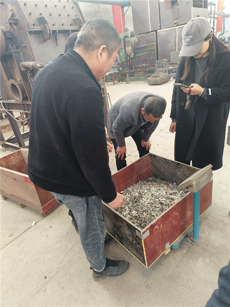 客戶廢舊小家電通過廢鋁破碎機(jī)破碎分選試機(jī)現(xiàn)場
